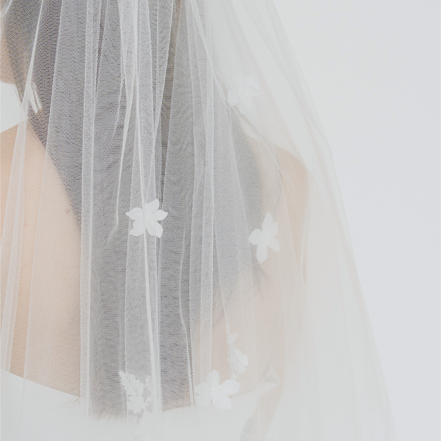 3D Scattered Floral Lace Veil - Image 3