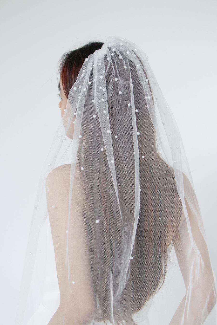 Gradient Pearl Fingertip Veil